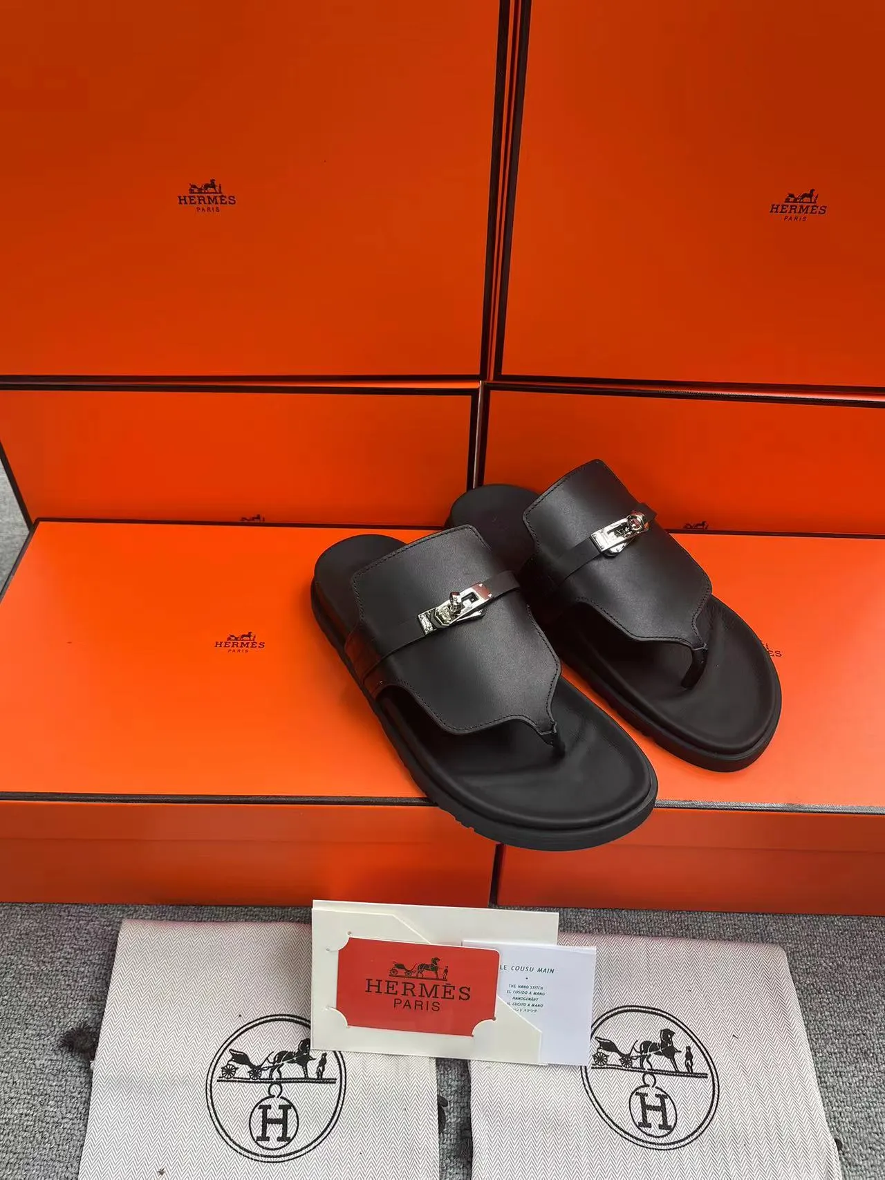 👟👟Ex-factory price 480👟👟, H HERMES is the same style for men and women, the couple's second uncle shoes that have become very popular recently - sandals, paired with various colorful socks, very trendy ✅Upper: imported mixed sheepskin and deerskin ✅Inner: imported mixed sheepskin ✅Outsole: Tpu non-slip and wear-resistant outsole ✅Size: women's 35-42. Male 38-46